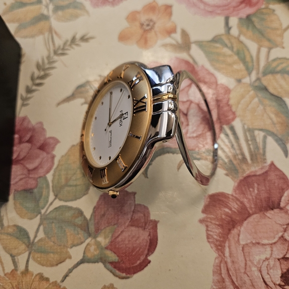 FENDI 900c Desk Watch - Picture 2 of 4